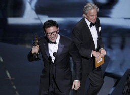 El director de "The Artist" Michel Hazanavicius recibe su Oscar de manos del Michael Douglas